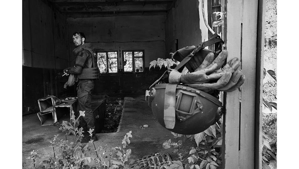 El comandante Serhiy fuma un cigarro durante una pausa de su unidad de desminado en una posición rusa abandonada.