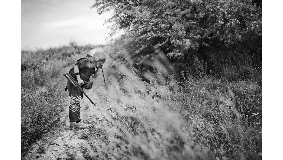 Ylia localiza una mina antitanque en un campo minado con minas antitanque en el este de ucrania. Ylia forma parte de una unidad de desminado de los servicios de emergencia de ucrania.