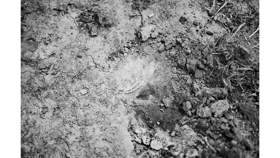 Una mina antitanque enterrada en un campo minado en el este de Ucrania.