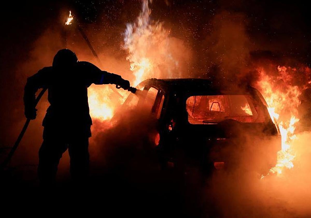 Imagen de un bombero trabajando en una de las noches de protestas en Francia.