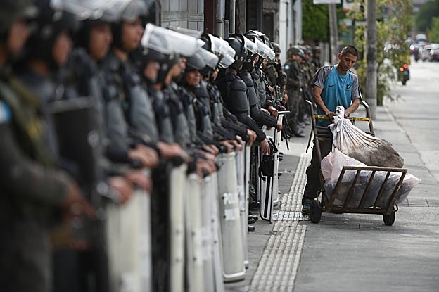 Miembros del Ejército guatemalteco resguardan los alrededores del Centro de Operaciones del Proceso Electoral, donde se realizan la segunda audiencia de revisión de escrutinio