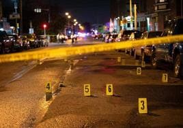 Pasamontañas, fusil de asalto y víctimas elegidas al azar: las claves del último tiroteo masivo en Filadelfia