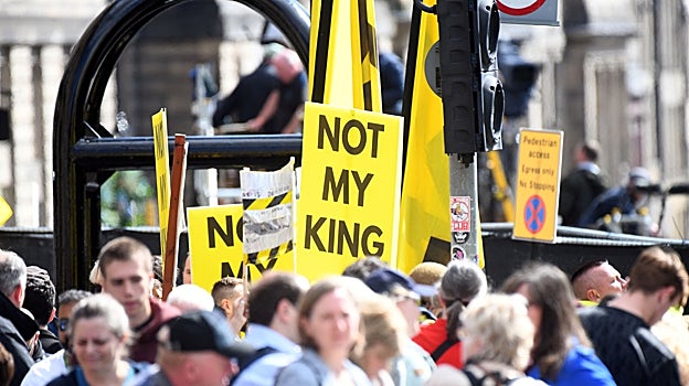 Una pancarta contra la coronación de Carlos III en Escocia donde se lee 'No es mi rey'