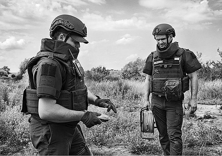 Oleksiy observó la cubierta de una mina antitanque que ha sido desactivada por la unidad de desminado de los servicios de emergencia de Ucrania.