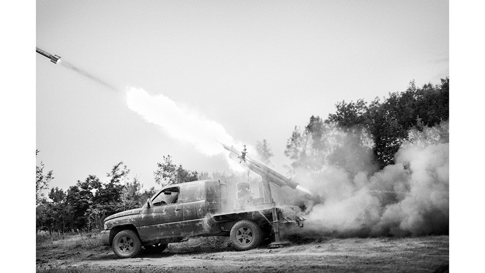 Un sistema improvisado BM-21 de proyectiles Grad, instalado sobre uno de los vehículos de la unidad chechena.