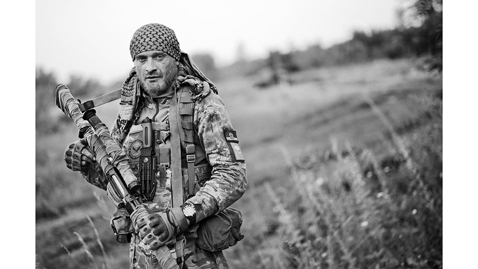 Zheka, combatiente checheno, en una posición del frente de la línea de Bajmut.