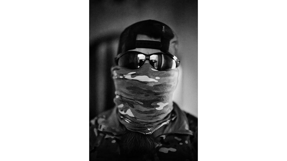 Islam es un combatiente checheno que comanda la unidad de operaciones del Batallón Sheik Mansur en la guerra de Ucrania.