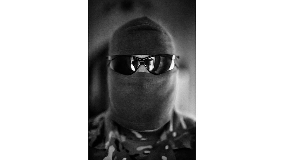 Muslim forma par de la unidad Chechena Batallón Sheik Mansur que combate en la guerra de Ucrania.