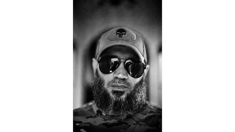 Ismail, combatiente checheno del Batallón Sheik Mansur que combate en la guerra de Ucrania.