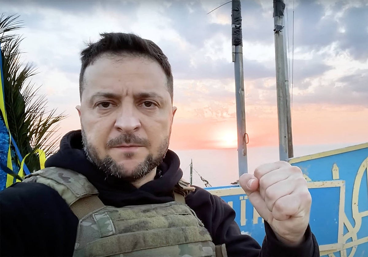 Zelenski visita la isla símbolo de la resistencia a Rusia cuando la guerra llega a los 500 días