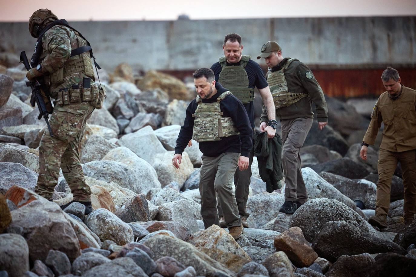 Zelenski, en la isla de las Serpientes para conmemorar los 500 días de invasión