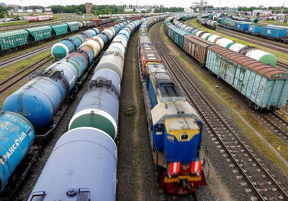 Una vista muestra un tren de carga y automóviles en Kaliningrado, luego de la prohibición de Lituania del tránsito de mercancías bajo las sanciones de la UE a través del enclave ruso en el Mar Báltico el 21 de junio de 2022