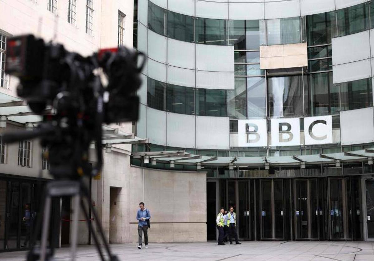 La BBC entra en crisis por un presentador acusado de pagar a un menor para  que le enviara fotos porno