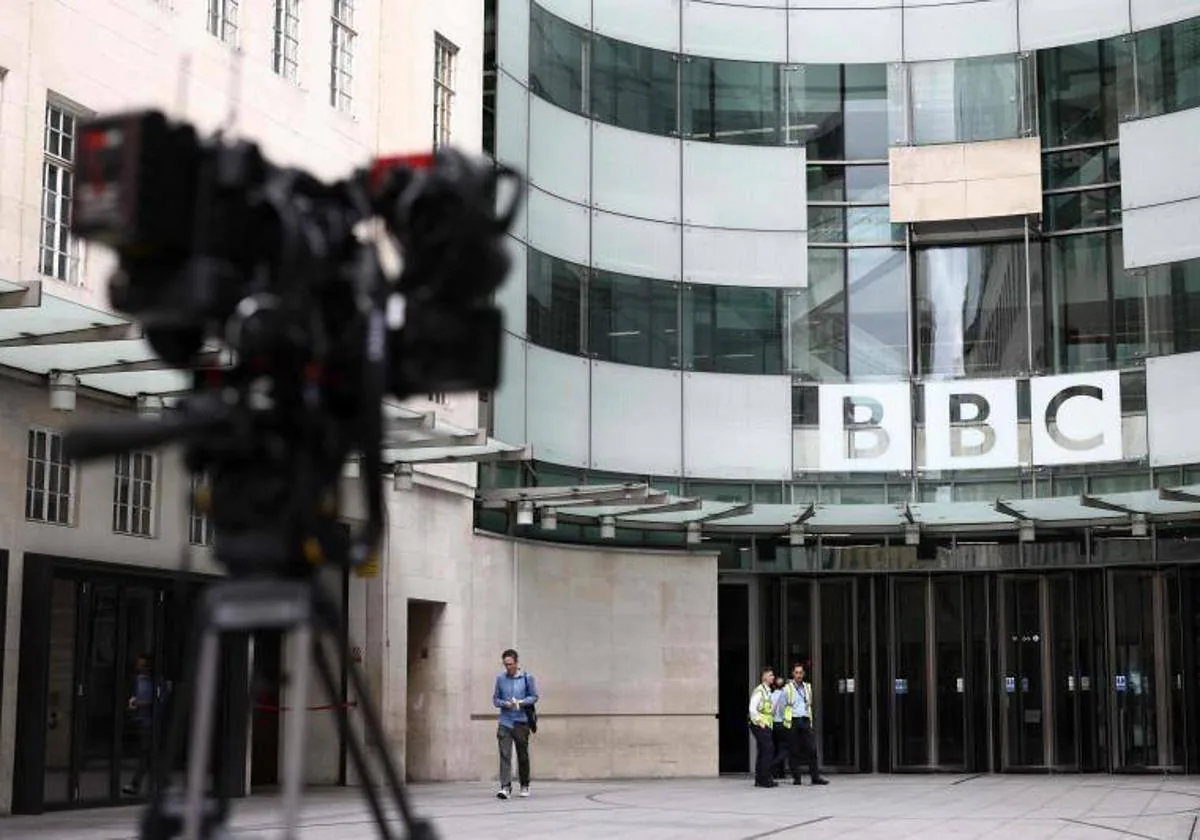 Sale a la luz el nombre del presentador de la BBC acusado de pagar a una menor por imágenes sexuales lo ha desvelado su esposa