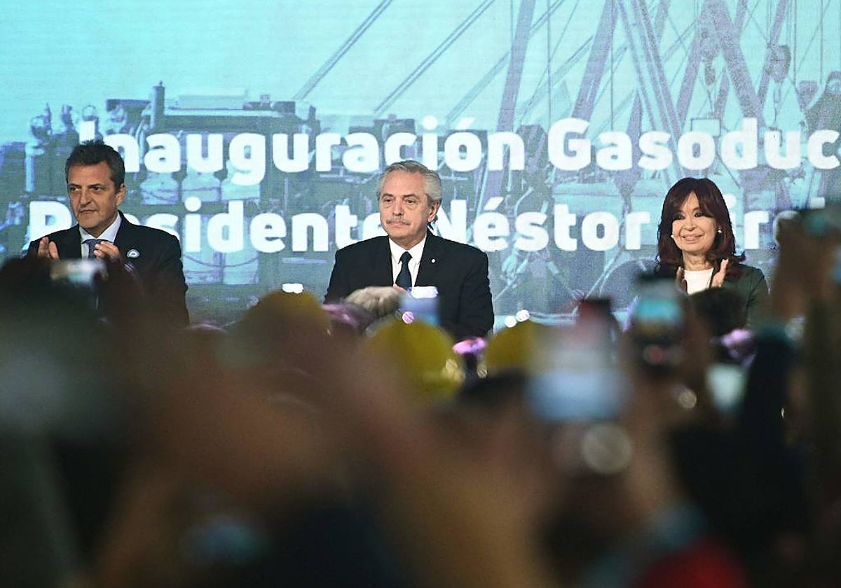 El Ministro de Economía y precandidato presidencial Sergio Massa, junto a Alberto Fernández y Cristina Fernández de Kirchner