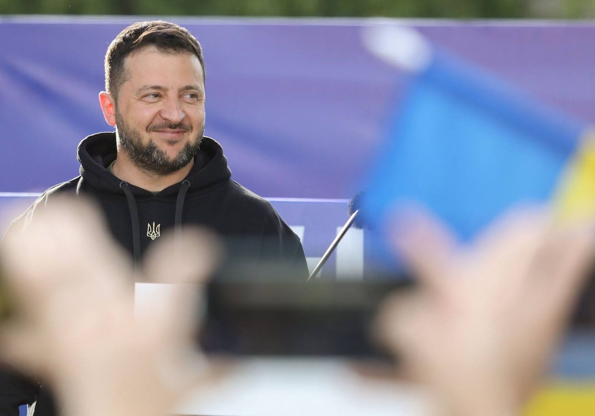 Zelenski se dirigió ayer a la multitud en la plaza Lukiskiu en Vilnius, durante la cumbre de la OTAN