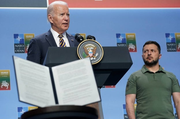 Joe Biden habla en un evento con los líderes del G7