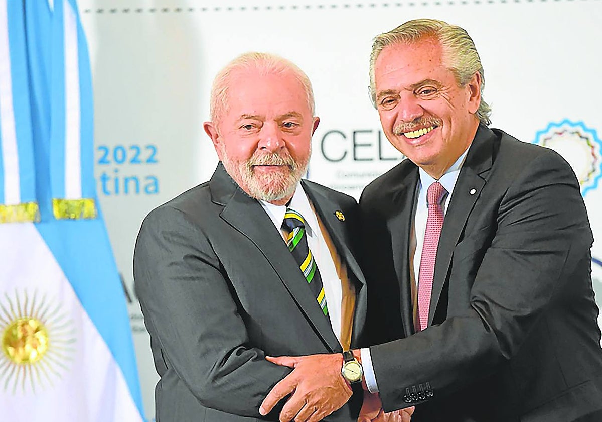 Los presidentes de Brasil y Argentina, Lula da Silva (izquierda) y Alberto Fernández