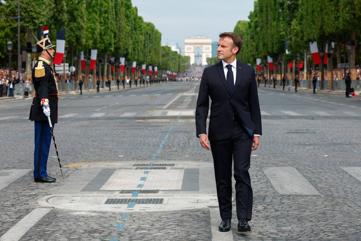 Emmanuel Macron, revisa a las tropas durante el desfile militar anual del Día de la Bastilla en París.