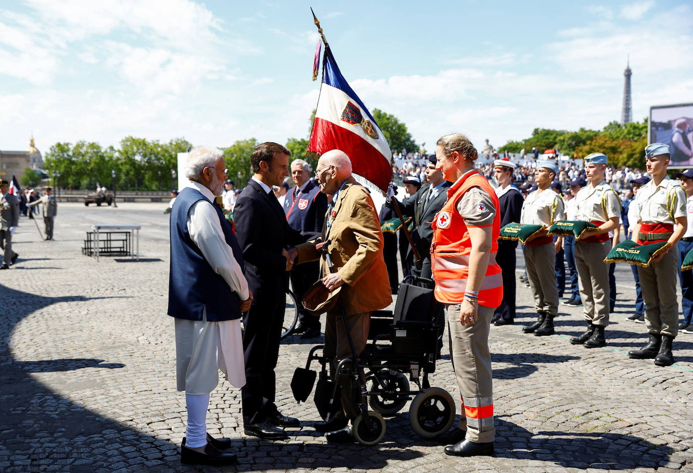 El primer ministro de la India, Narendra Modi, y el presidente francés, Emmanuel Macron, se reúnen con el veterano de la Segunda Guerra Mundial, Henri Becker, durante el desfile militar anual del Día de la Bastilla
