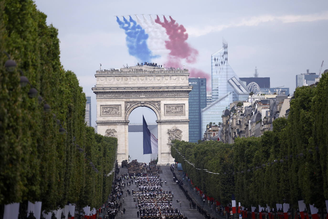 Desfile militar marca las celebraciones del Día de la Bastilla en París