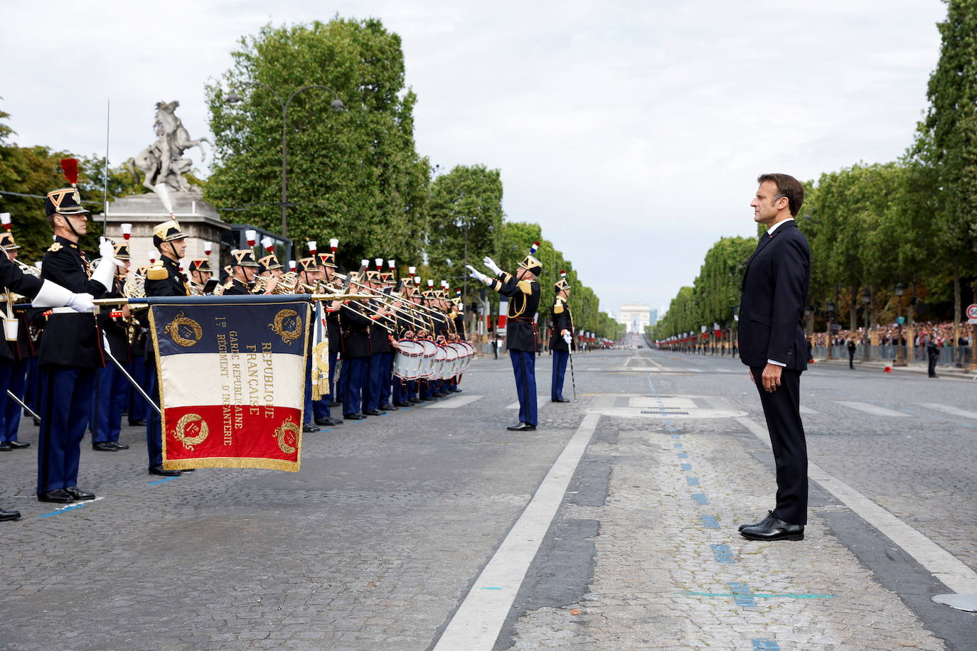 El presidente de Francia, Emmanuel Macron, revisa a las tropas durante el desfile militar anual del Día de la Bastilla en la avenida de los Campos Elíseos en París, Francia.