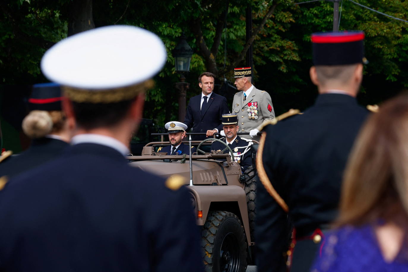 El presidente de Francia, Emmanuel Macron, y el jefe del Estado Mayor de la Defensa, Thierry Burkhard, se paran en el auto de comando durante el desfile militar anual del Día de la Bastilla en la avenida de los Campos Elíseos en París.