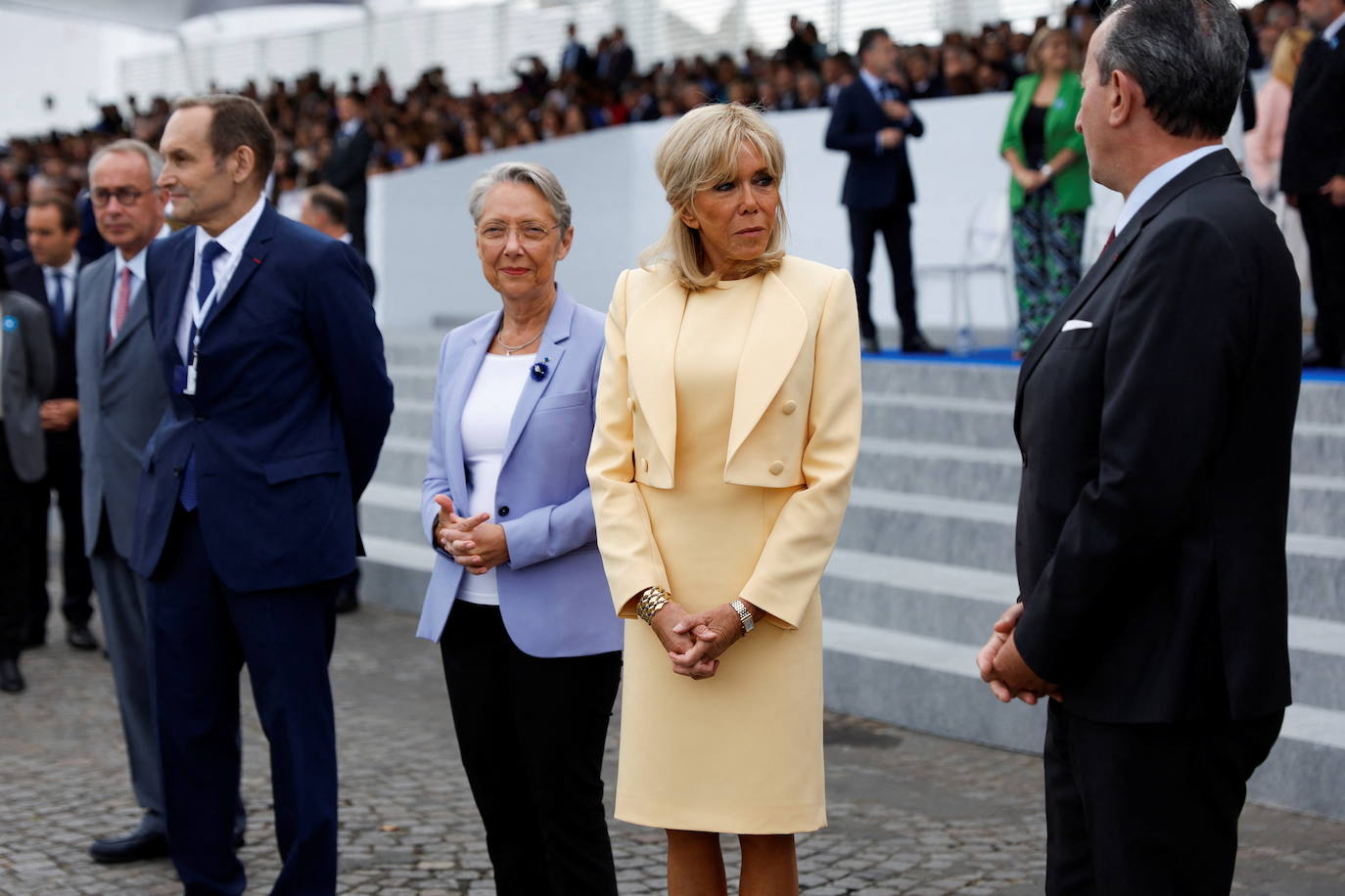 La primera ministra de Francia, Elisabeth Borne (C), y la primera dama de Francia, Brigitte Macron (2D), esperan la llegada del primer ministro de India, Narendra Modi.