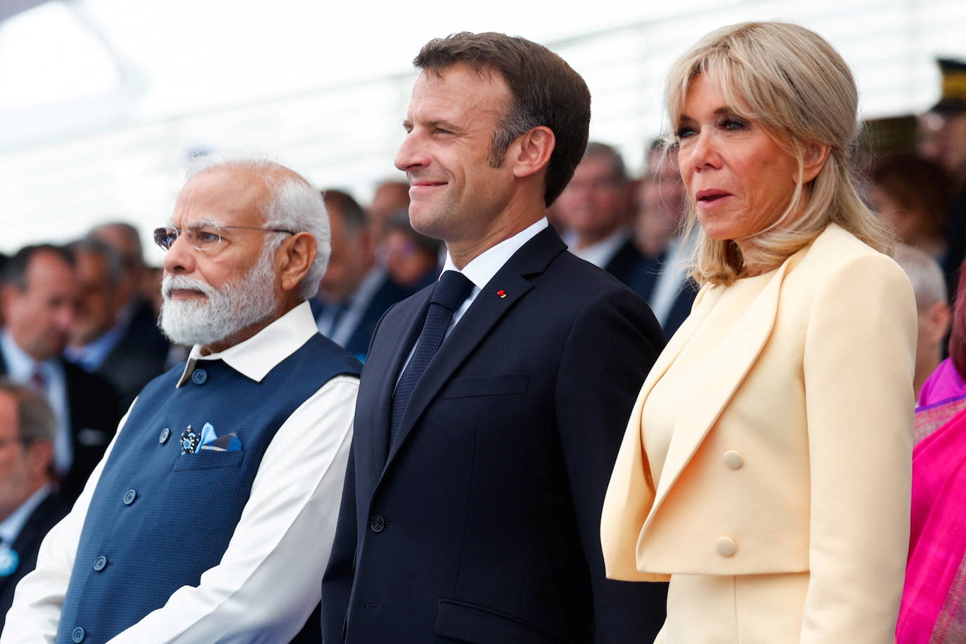 El presidente de Francia, Emmanuel Macron, la primera dama Brigitte Macron y el primer ministro de India, Narendra Modi, en el desfile militar anual del Día de la Bastilla.
