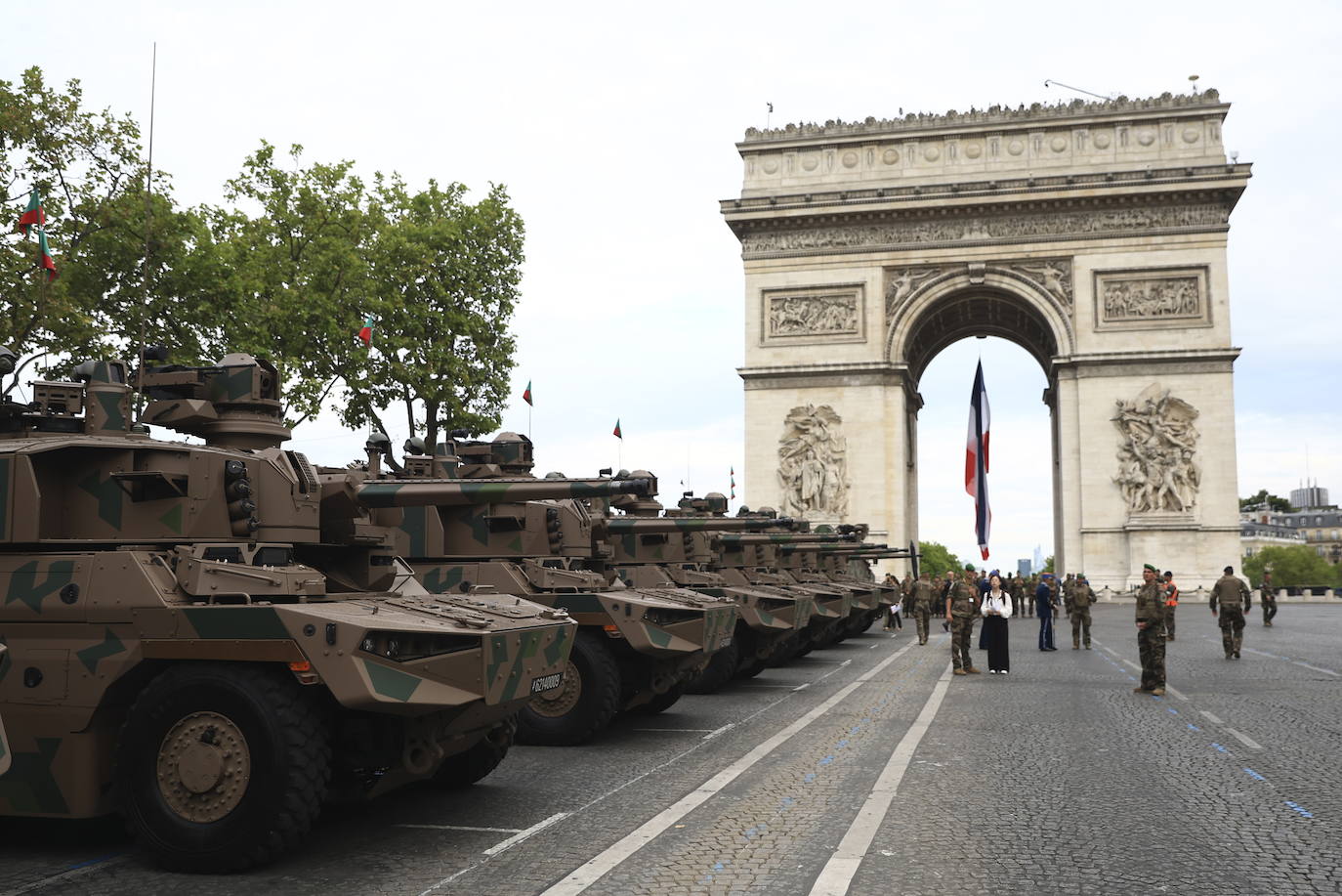 Los tanques Jaguar se alinean en la avenida de los Campos Elíseos, cerca del Arco del Triunfo, antes del desfile militar del Día de la Bastilla en París.