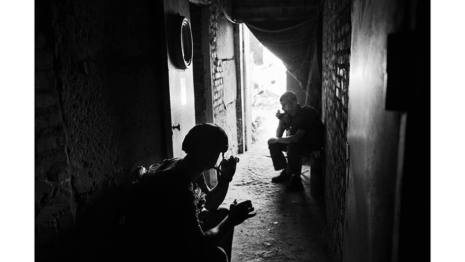 Dos soldados Ucranianos fuman y descansan en la seguridad de un búnker durante el bombardeo de la artillería rusa