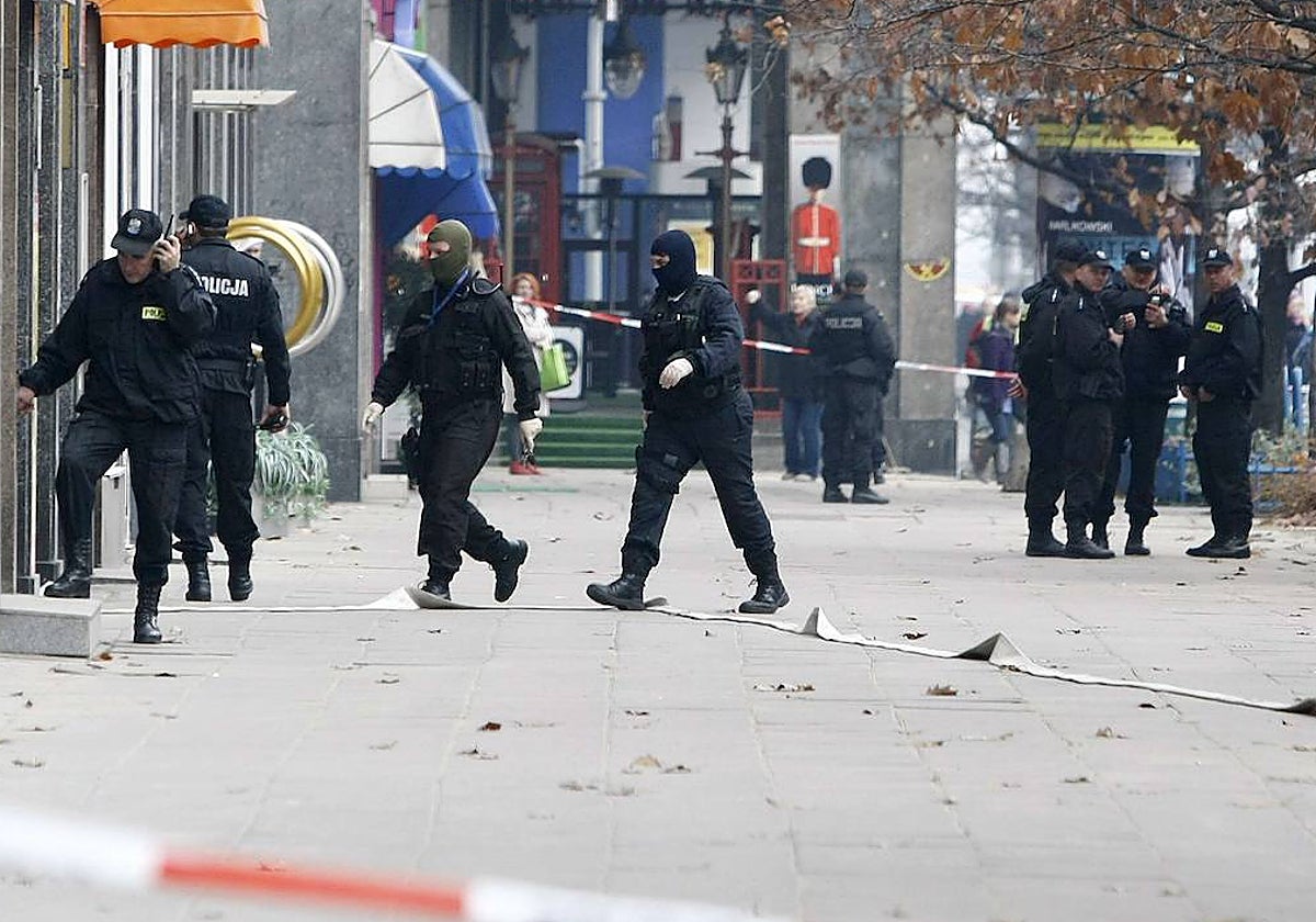 Fotografía de archivo de agentes de policía polacos en un operativo