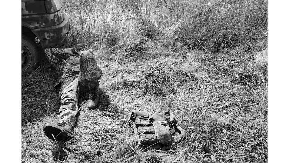 Un soldado de la brigada 80 del ejercito ucraniano descansa exhausto tras salir de la linea del frente en Bakhmut
