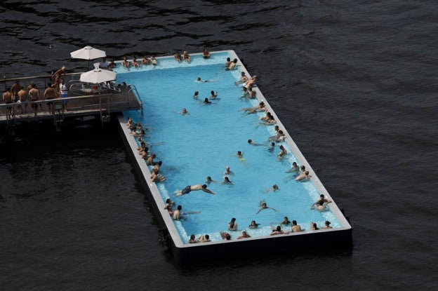 La gente se refresca en una piscina que flota en el río Spree en un caluroso día de verano en Berlín