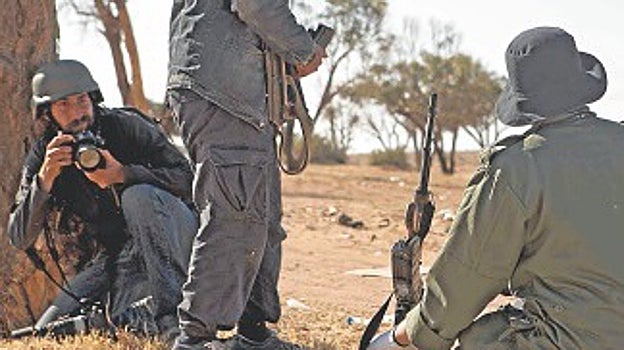 El reportero español Manu Brabo cámara en ristre