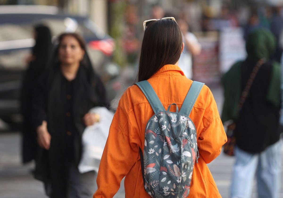 Agentes de la policía retomarán la notificación y detención de mujeres que no usen el velo en público