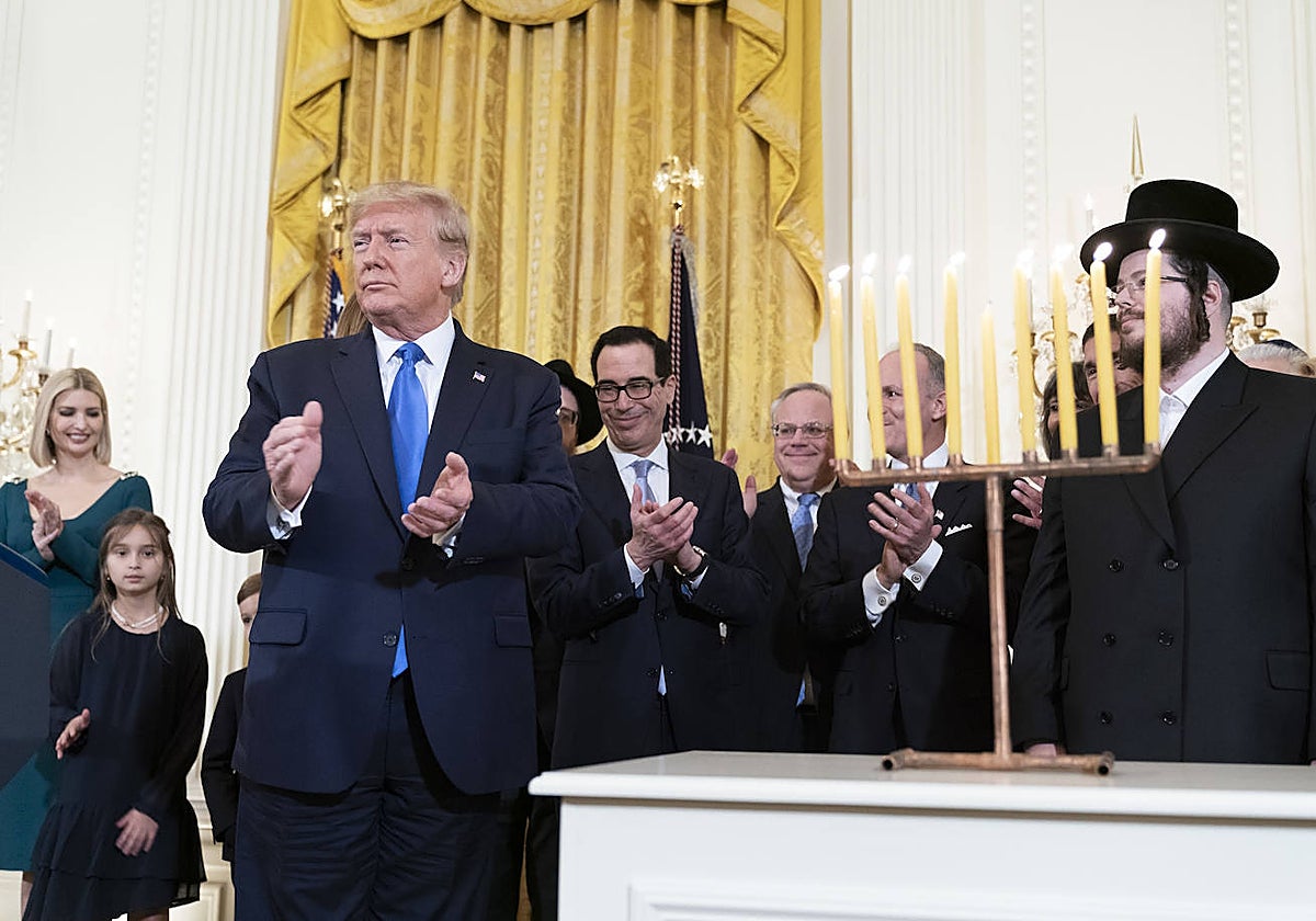 Donald Trump, celebrando Jánuka en 2019. A su lado, un candelabro como los aparecidos en Mar-a-Lago