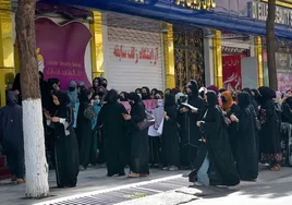 Afganas protestan contra la orden de los talibanes de cerrar los salones de belleza