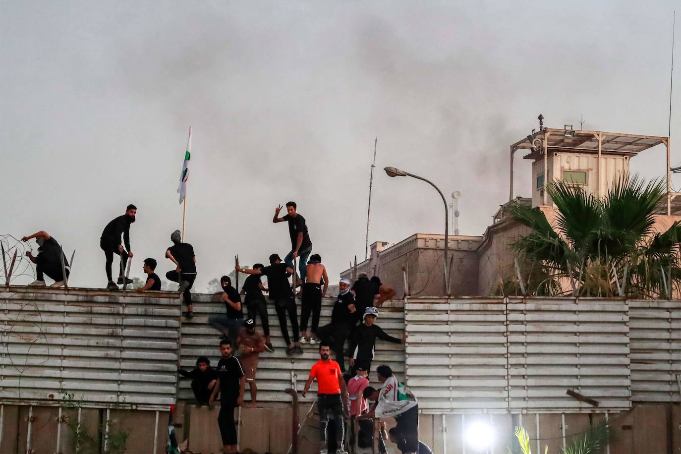 Los Manifestantes prendieron fuego a la embajada de Suecia a primera hora de este 20 de julio, antes de la quema prevista de un Corán en Suecia.