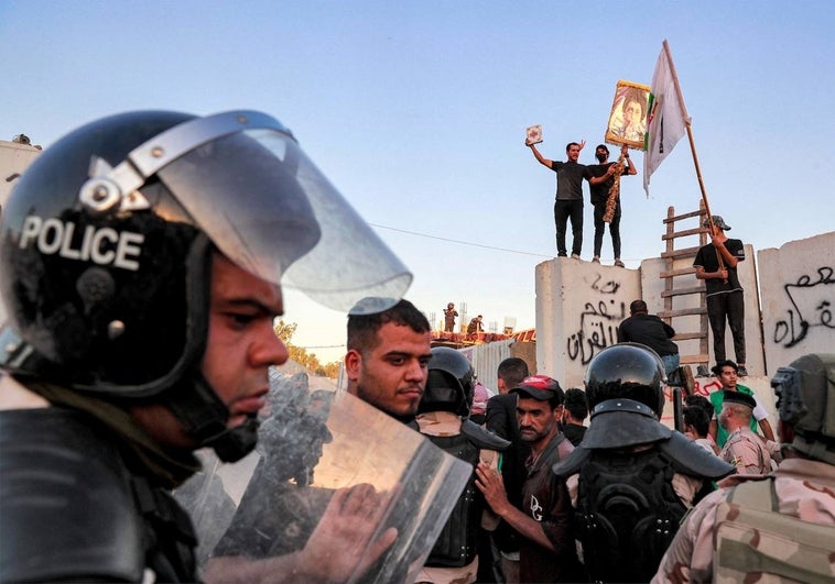 Fotogalería: el asalto a la Embajada de Suecia en Bagdad en protesta por la quema del Corán