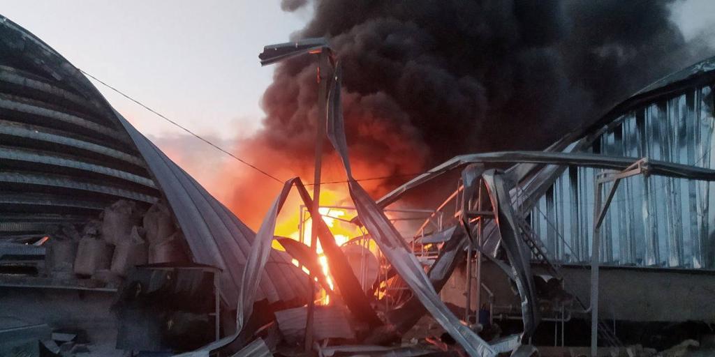 Ucrania denuncia un bombardeo ruso con misiles de crucero Kalibr a los almacenes de grano de Odesa