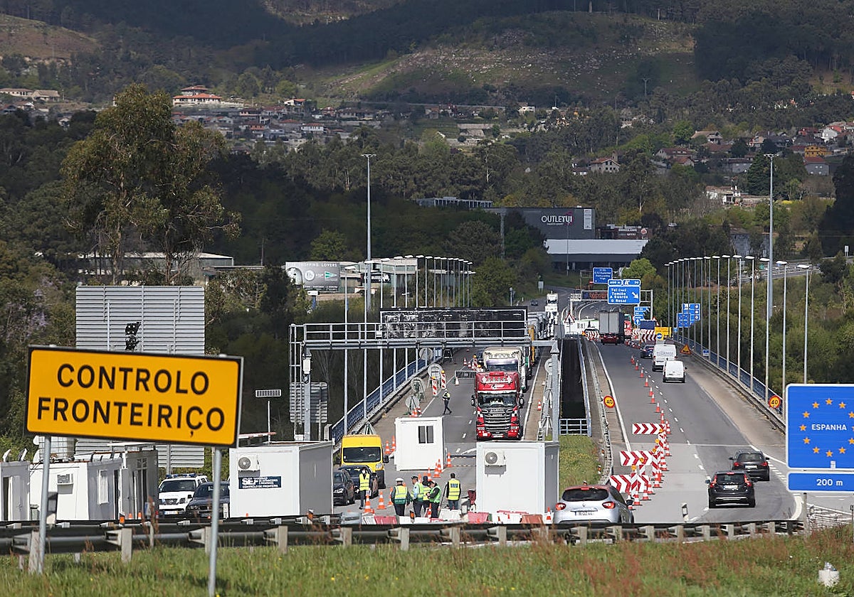 Fotografía de archivo de una autovía que conecta España y Portugal