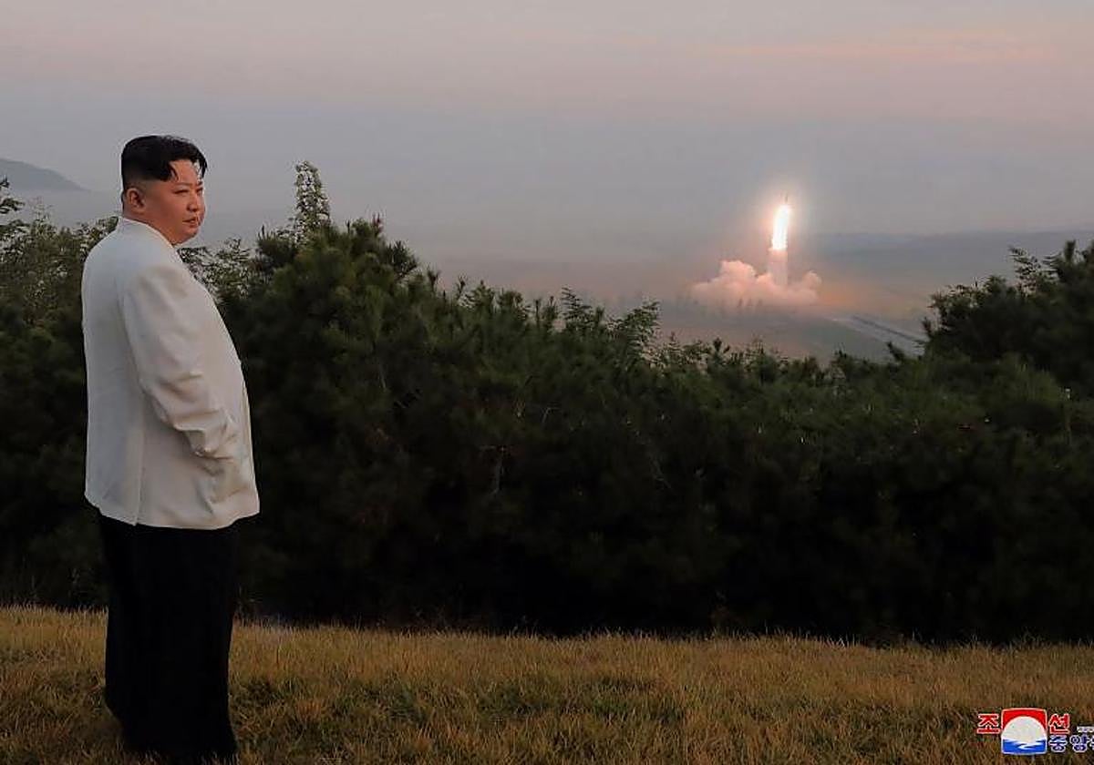 Imagen de archivo del líder de Corea del Norte, Kim Jong Un, vigilando el lanzamiento de un misil