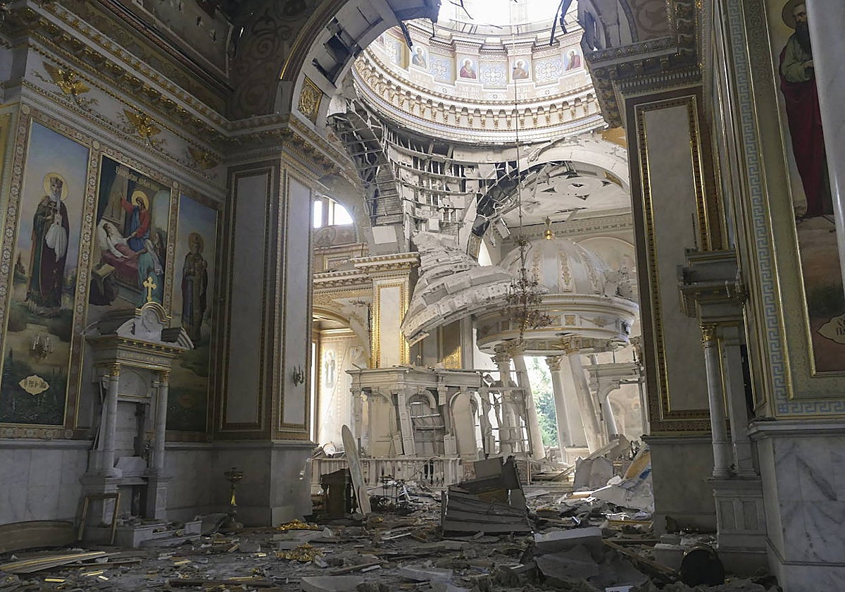 Destrucción provocada por el bombardeo ruso en el interior de la catedral de la Transfiguración de Odesa