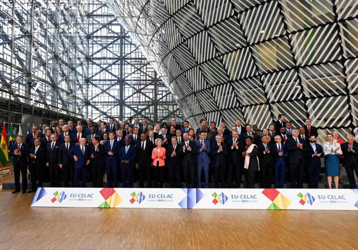 Foto oficial de los asistentes a la Cumbre UE-Celac en Bruselas