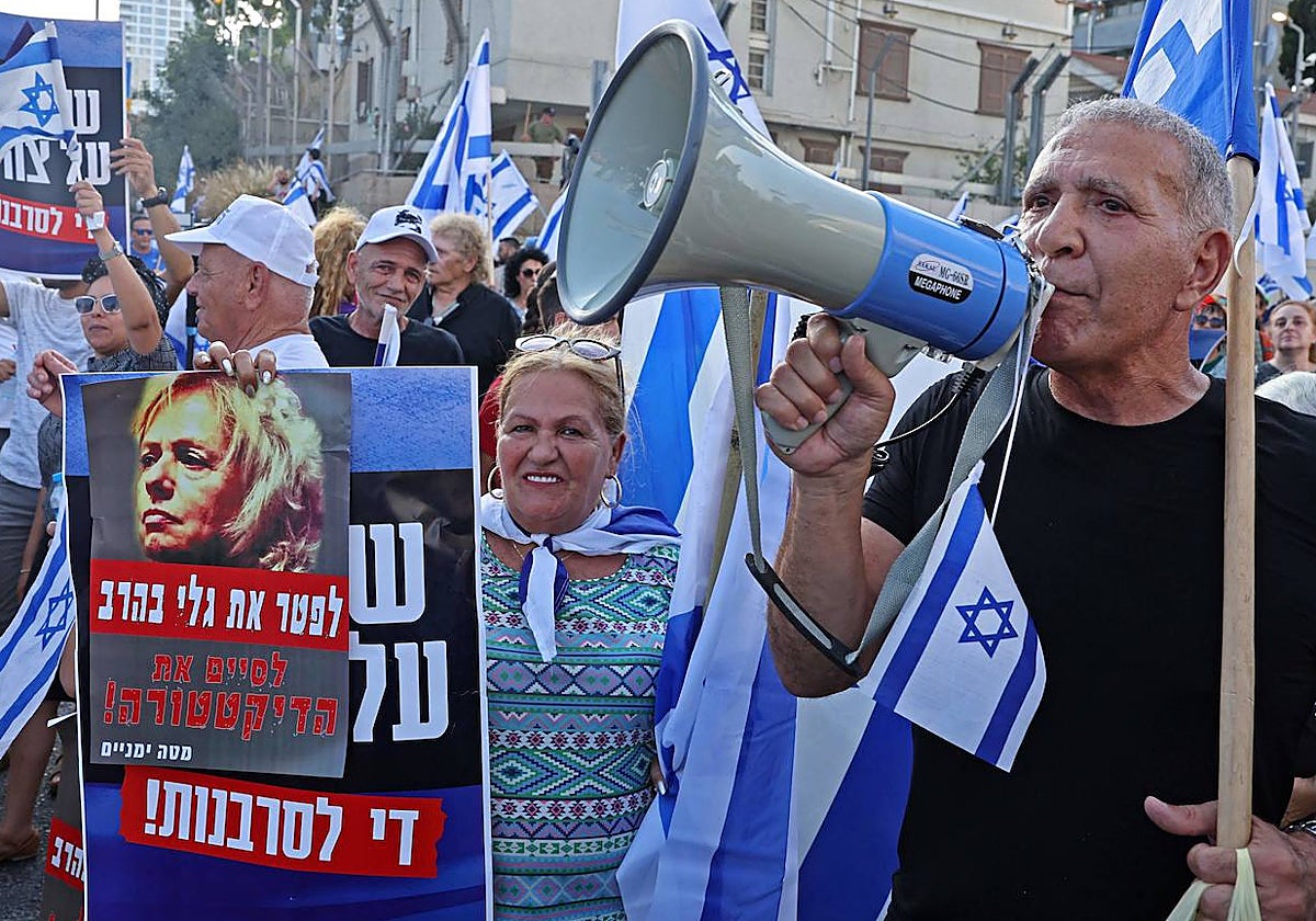 Un grupo de manifestantes de derecha radical respaldan en Tel Aviv el proyecto de reforma judicial del Gobierno israelí
