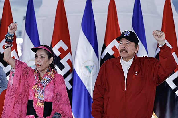 Daniel Ortega y su esposa Rosario Murillo durante la conmemoración de los 44 años de la Revolución Sandinista