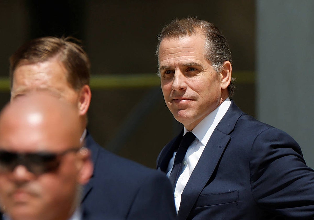 Hunter Biden, el hijo del presidente de Estados Unidos, sale del tribunal federal en Wilmington, Delaware