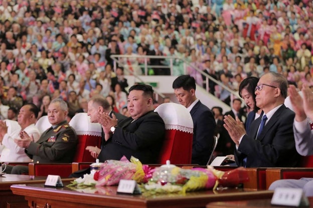 Kim Jong Un junto con el miembro del politburó del Partido Comunista Chino, Li Hongzhong, y Sergei Shoigu durante la celebración del 70º aniversario del fin de la guerra