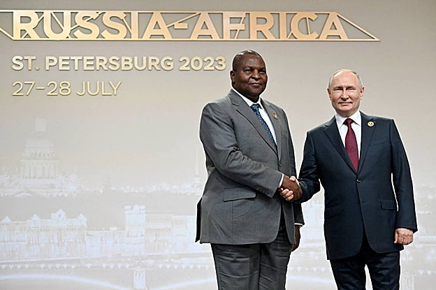 El presidente de Rusia, Vladimir Putin, se reúne con el presidente de la República Centroafricana, Faustin-Archange Touadera, durante la cumbre Rusia-África en San Petersburgo, Rusia